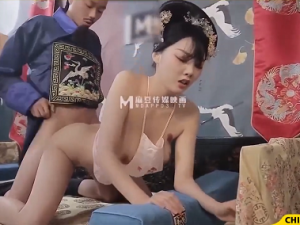 Tên quan to gan chén phi tần hầu hạ nhà vua