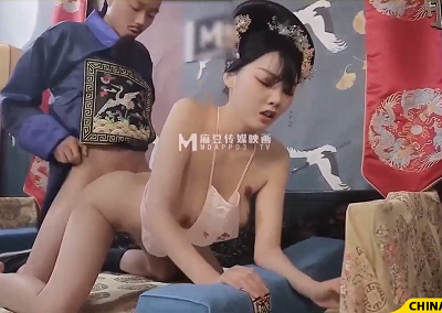Tên quan to gan chén phi tần hầu hạ nhà vua